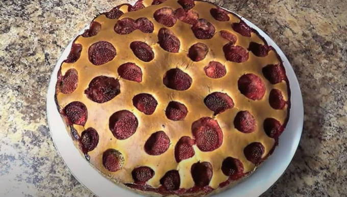 Быстрый пирог с ягодами на кефире