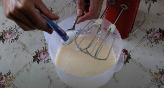 Заливной пирог с клубникой в духовке