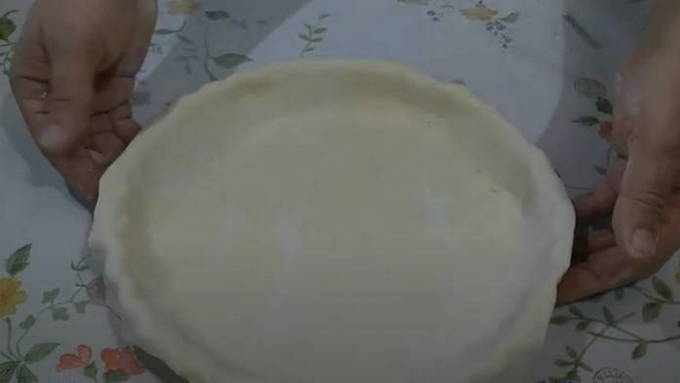 Пирог из слоеного теста с вишней и клубникой
