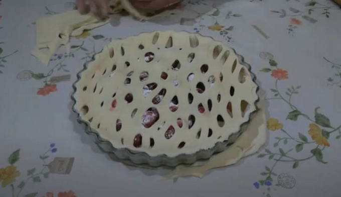 Пирог из слоеного теста с вишней и клубникой