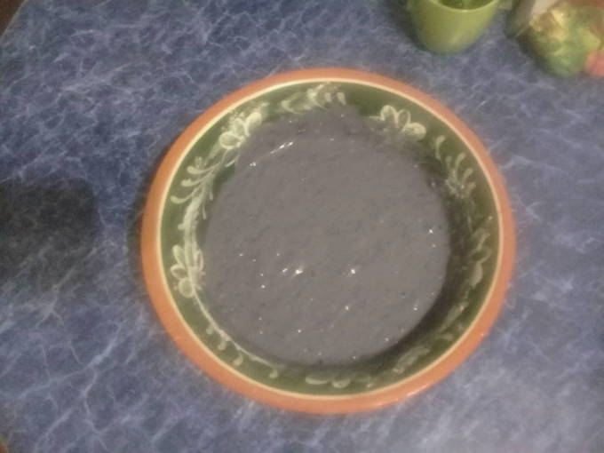 Заливной пирог с черной смородиной на кефире
