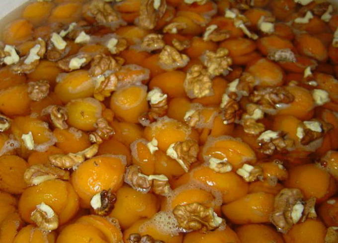 Варенье из абрикосов с грецкими орехами и апельсином