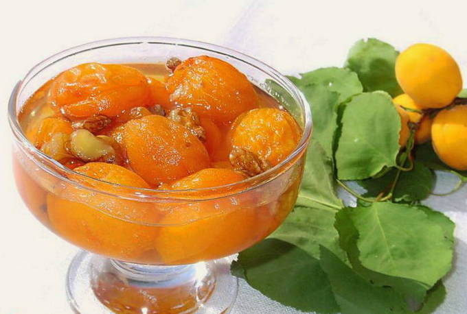 Варенье из абрикосов с грецкими орехами и апельсином