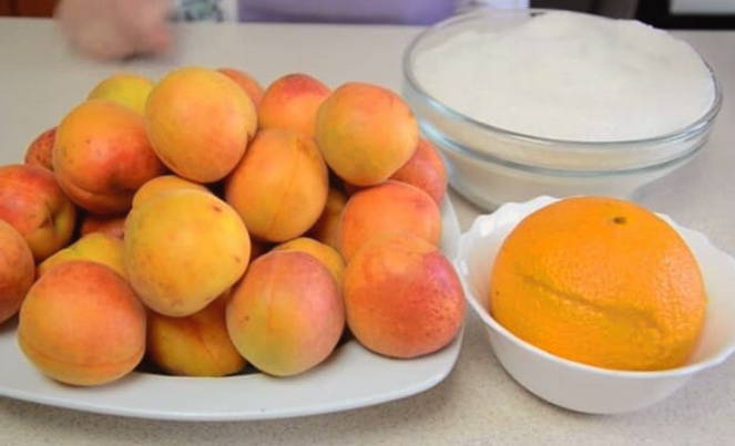 Варенье из абрикосов с ядрышками и апельсином