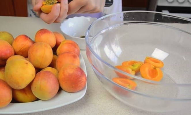Варенье из абрикосов с ядрышками и апельсином
