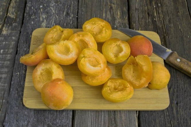 Варенье из абрикосов с ядрышками и лимоном