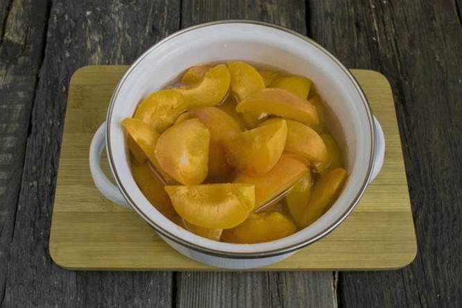 Варенье из абрикосов с ядрышками и лимоном