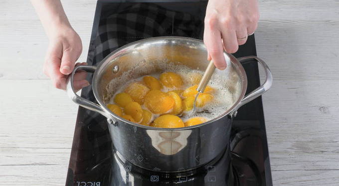 Варенье-пятиминутка из абрикосов с косточками