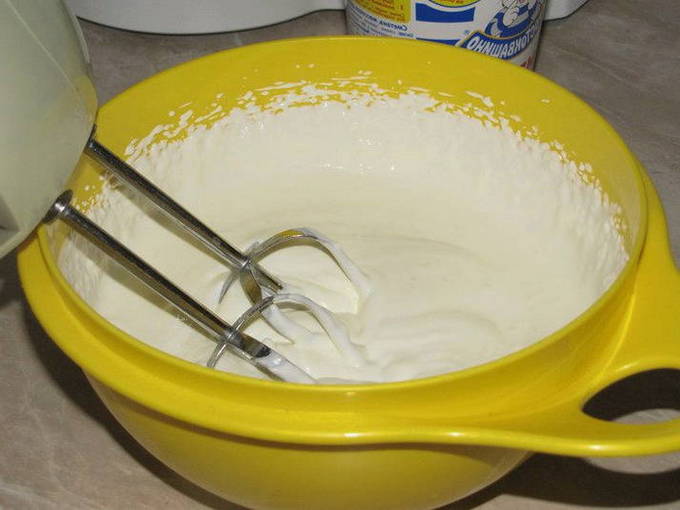 Пирог с брусникой из дрожжевого теста со сметаной заливкой