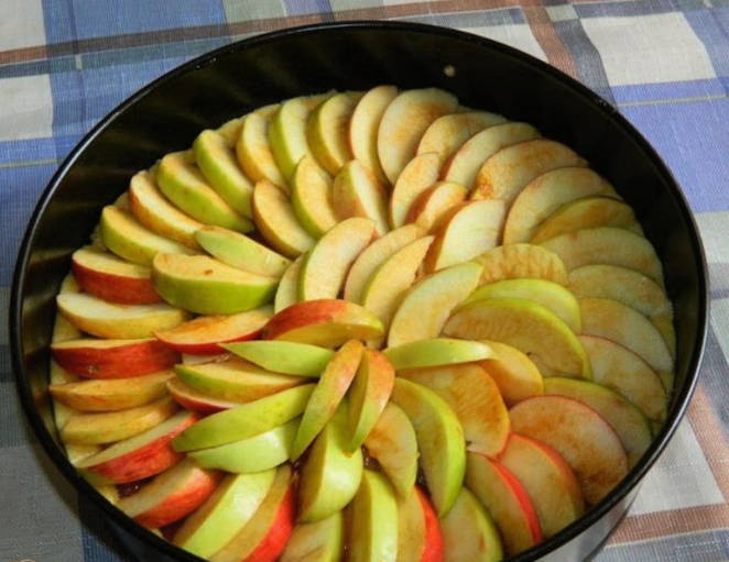 Пирог с яблоками и брусникой