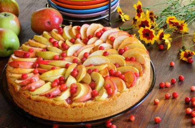 Пирог с яблоками и брусникой