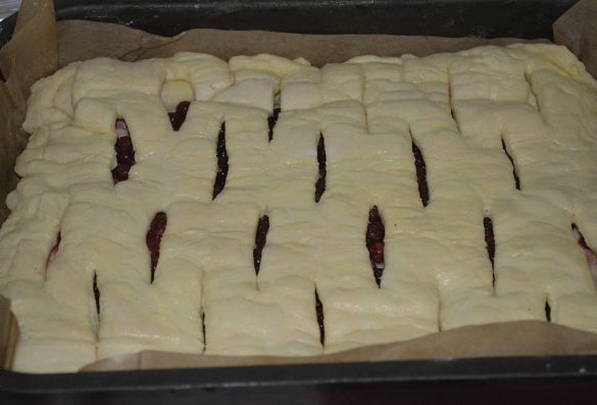 Пирог с брусникой из слоеного теста - 5 рецептов приготовления в духовке или мультиварке