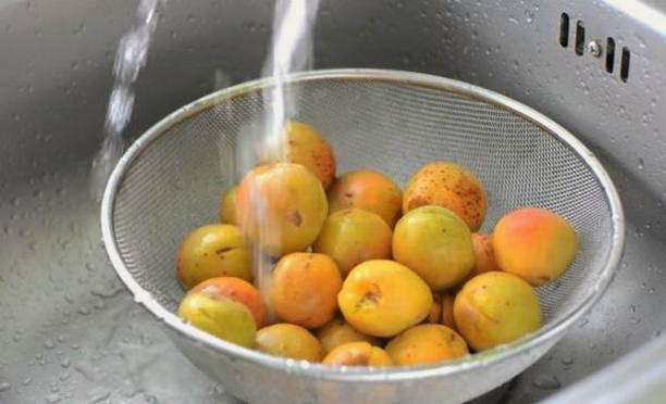Компот из абрикосов без стерилизации с лимонной кислотой на зиму