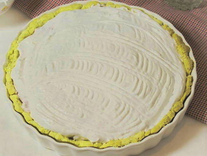 Открытый пирог из песочного теста с брусникой