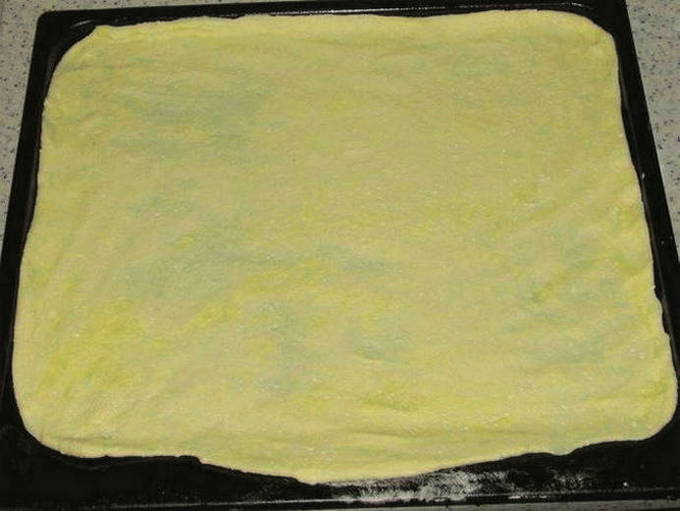 Брусничный пирог из слоёного дрожжевого теста