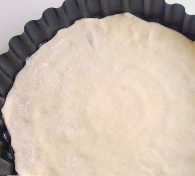 Открытый пирог из дрожжевого теста с брусникой