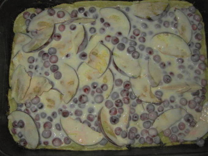 Заливной пирог с брусникой и яблоками