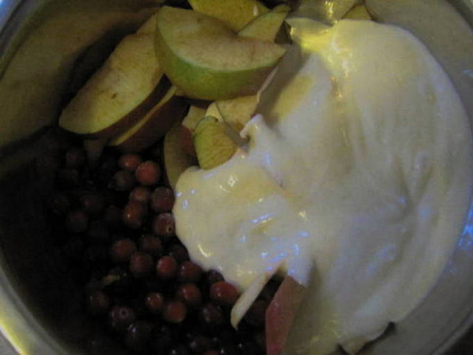Заливной пирог с брусникой и яблоками