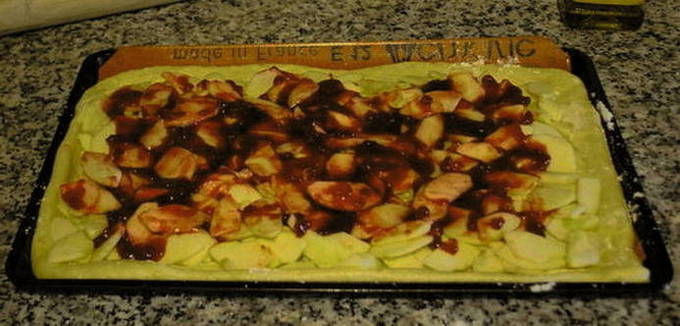 Пирог с брусникой и яблоками из дрожжевого теста