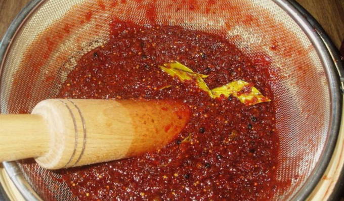 Кисло-сладкий соус из красной смородины