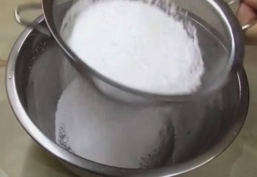 Глазурь для кулича из сахарной пудры, белка и лимонной кислоты