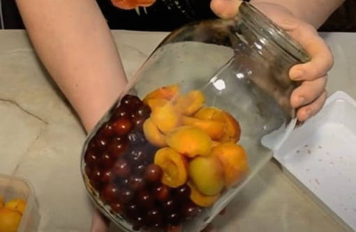 Компот из абрикосов и вишни на 3-литровую банку на зиму