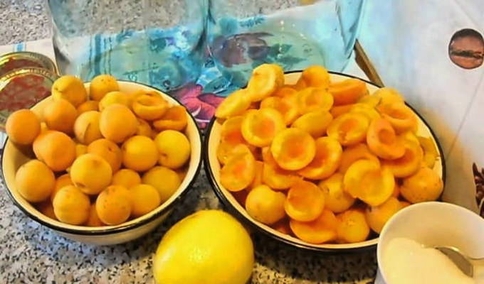 Компот из абрикосов с косточками и лимоном