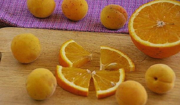 Компот из абрикосов с косточками с апельсином