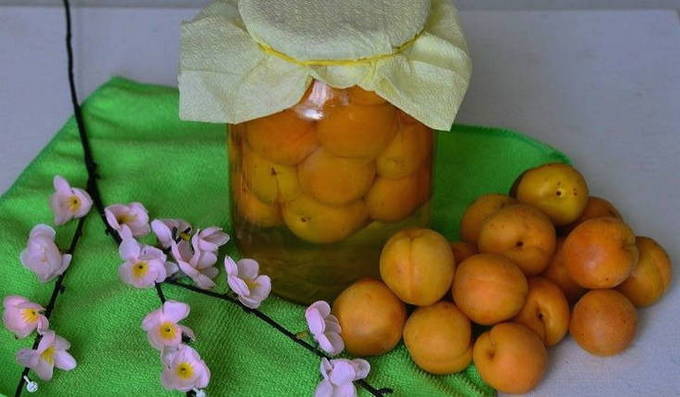 Компот из абрикосов с косточками с апельсином