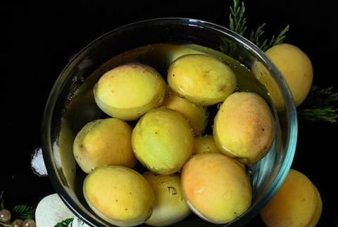 Компот из абрикосов с косточками и лимонной кислотой
