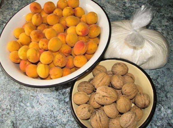 Варенье из абрикосов без косточек с грецкими орехами