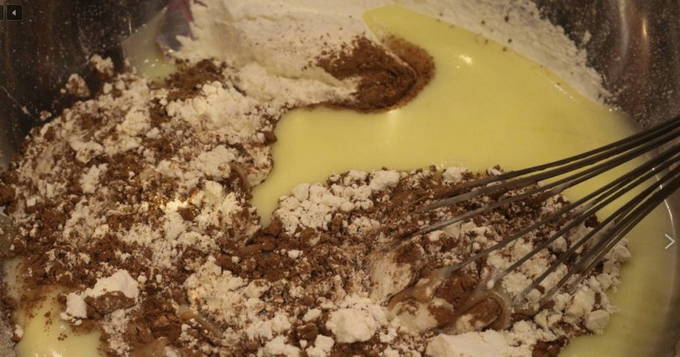 Шоколадный пирог с замороженной вишней в духовке