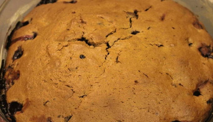 Шоколадный пирог с замороженной вишней в духовке