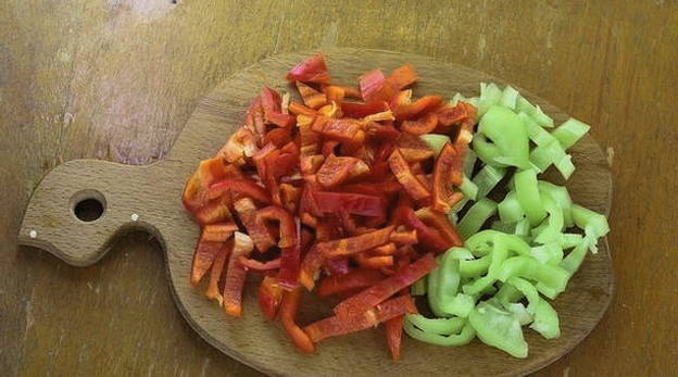 Салат Донской с красными помидорами, огурцами и капустой на зиму
