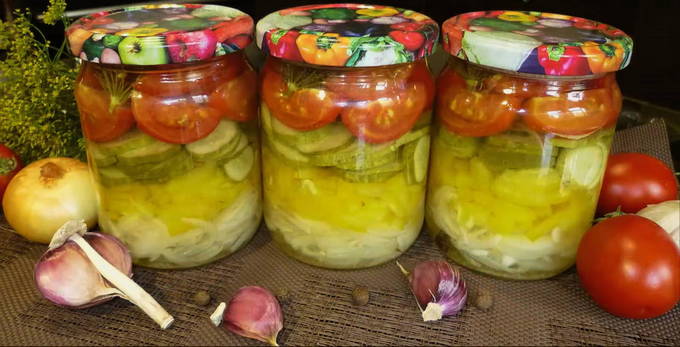 Слоеный салат из летних овощей на зиму: рецепт с фото пошагово