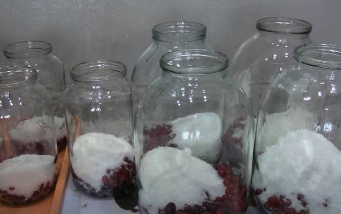 Компот из черной смородины и вишни в банке на 3 литра на зиму