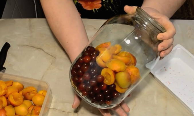 Компот из вишни и абрикосов на 3-х литровую банку на зиму