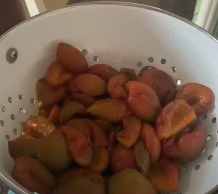 Пирог на кефире с замороженными абрикосами