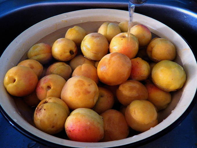 Консервированные абрикосы в сиропе с косточками на зиму