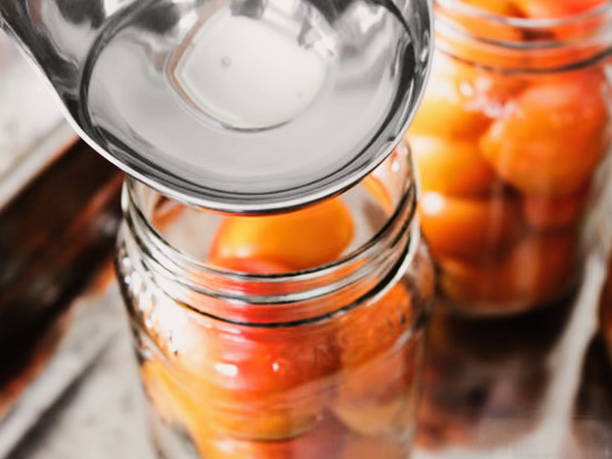 Консервированные абрикосы в сиропе с косточками на зиму