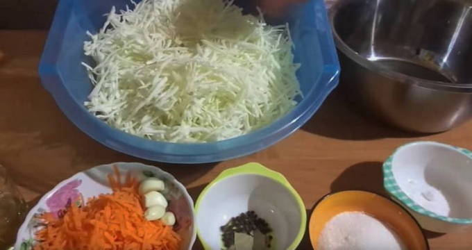 Маринованная капуста с морковью горячим маринадом быстрого приготовления