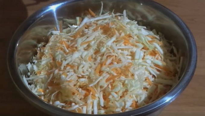 Маринованная капуста с морковью горячим маринадом быстрого приготовления