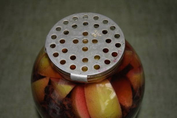 Компот из черноплодной рябины и яблок на 3-литровую банку на зиму