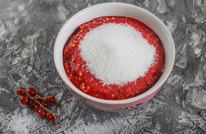Красная смородина, протертая с сахаром без варки на зиму