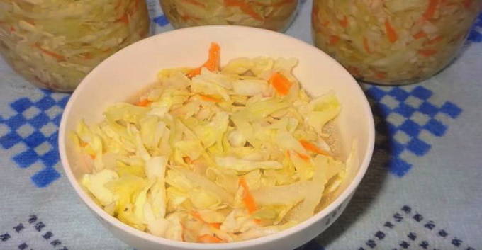 Маринованная капуста с морковью и луком быстрого приготовления