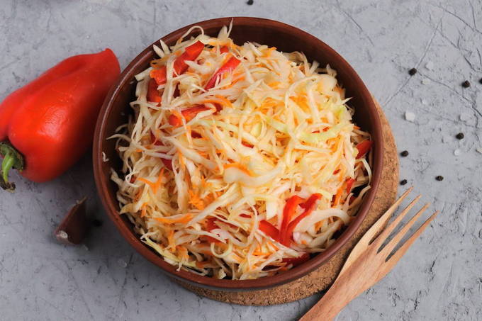 Хрустящий и свежий салат из капусты с болгарским перцем: 2 рецепта