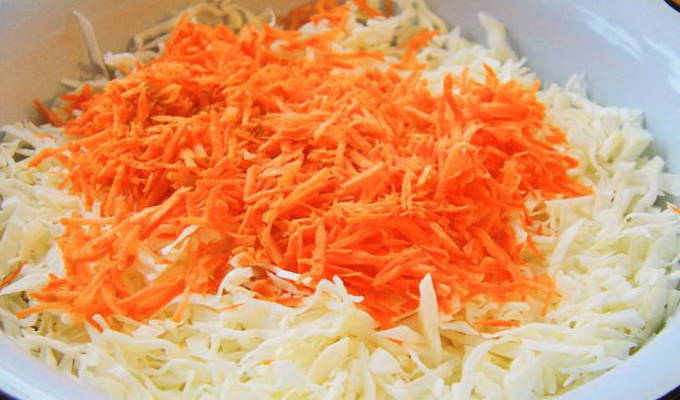 Маринованная капуста горячим рассолом с морковью, уксусом и маслом