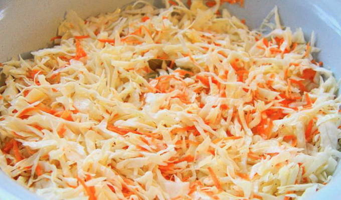 Маринованная капуста горячим рассолом с морковью, уксусом и маслом
