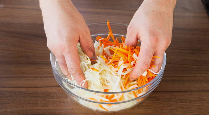 Маринованная капуста с морковью, уксусом и маслом быстрого приготовления