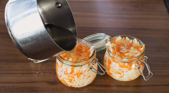 Маринованная капуста с морковью, уксусом и маслом быстрого приготовления